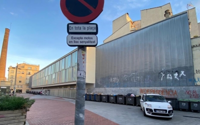 Molts cotxes segueixen aparcant a la plaça tot i el senyal que ho prohibeix | Helena Molist